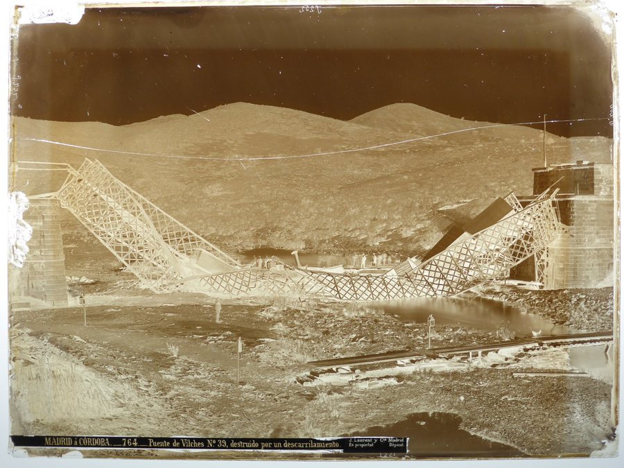 File:Negativo de vidrio al colodión, de J. Laurent y Cª, en diciembre de 1874, puente de Vilches nº 39, Jaén, Fototeca del IPCE, España.jpg