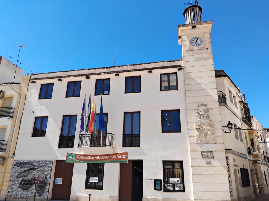 File:Casa consistorial de Doña Mencía, 2.jpg