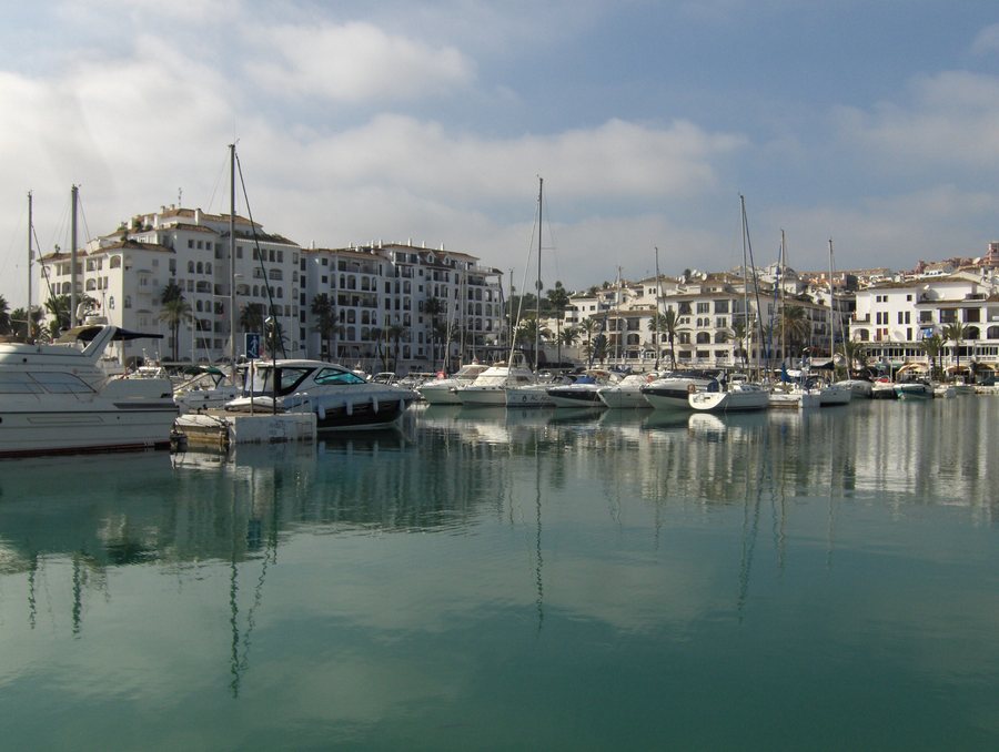 File:Puerto de la Duquesa.jpg
