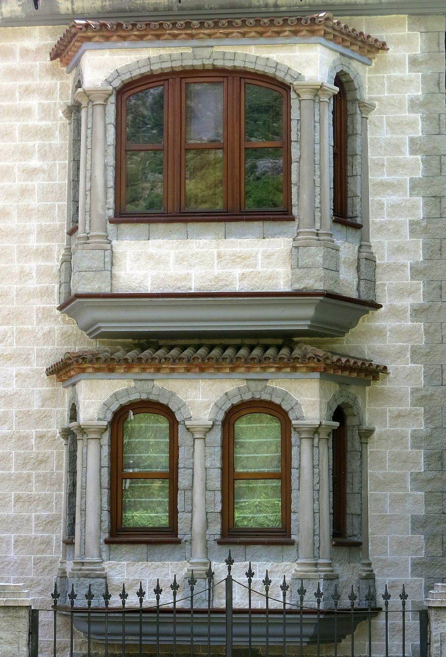 File:Two oriel windows in stone, Cortes de la Frontera, Málaga Province, Spain (23104694823).jpg